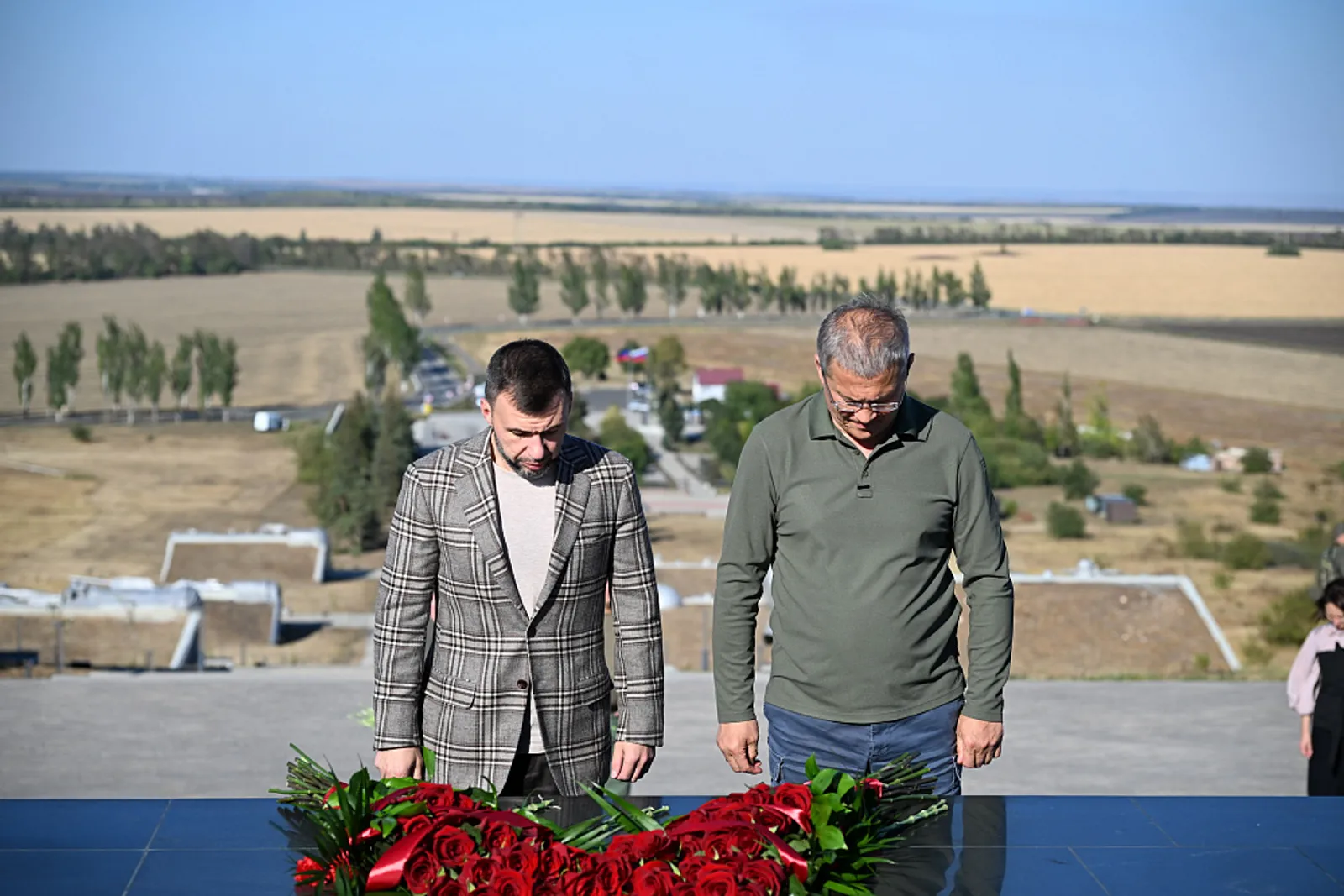 Глава Башкирии возложил цветы к мемориалу «Саур-Могила» в ДНР