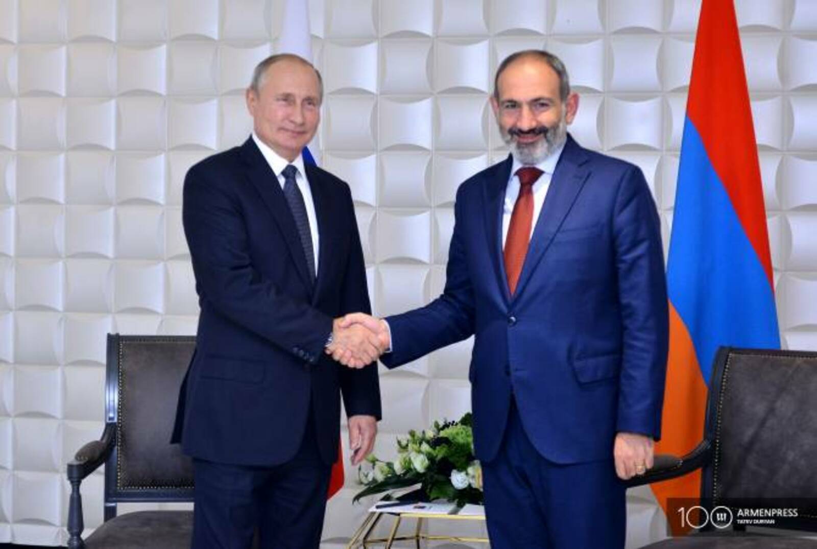 Путин поздравил Пашиняна с повторным назначением на пост премьер-министра Армении