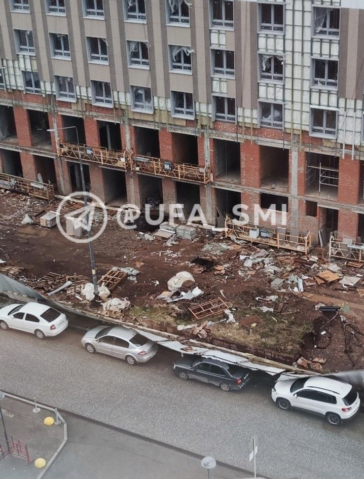 Сильный ветер в Уфе вызвал падение деревьев и повреждения зданий