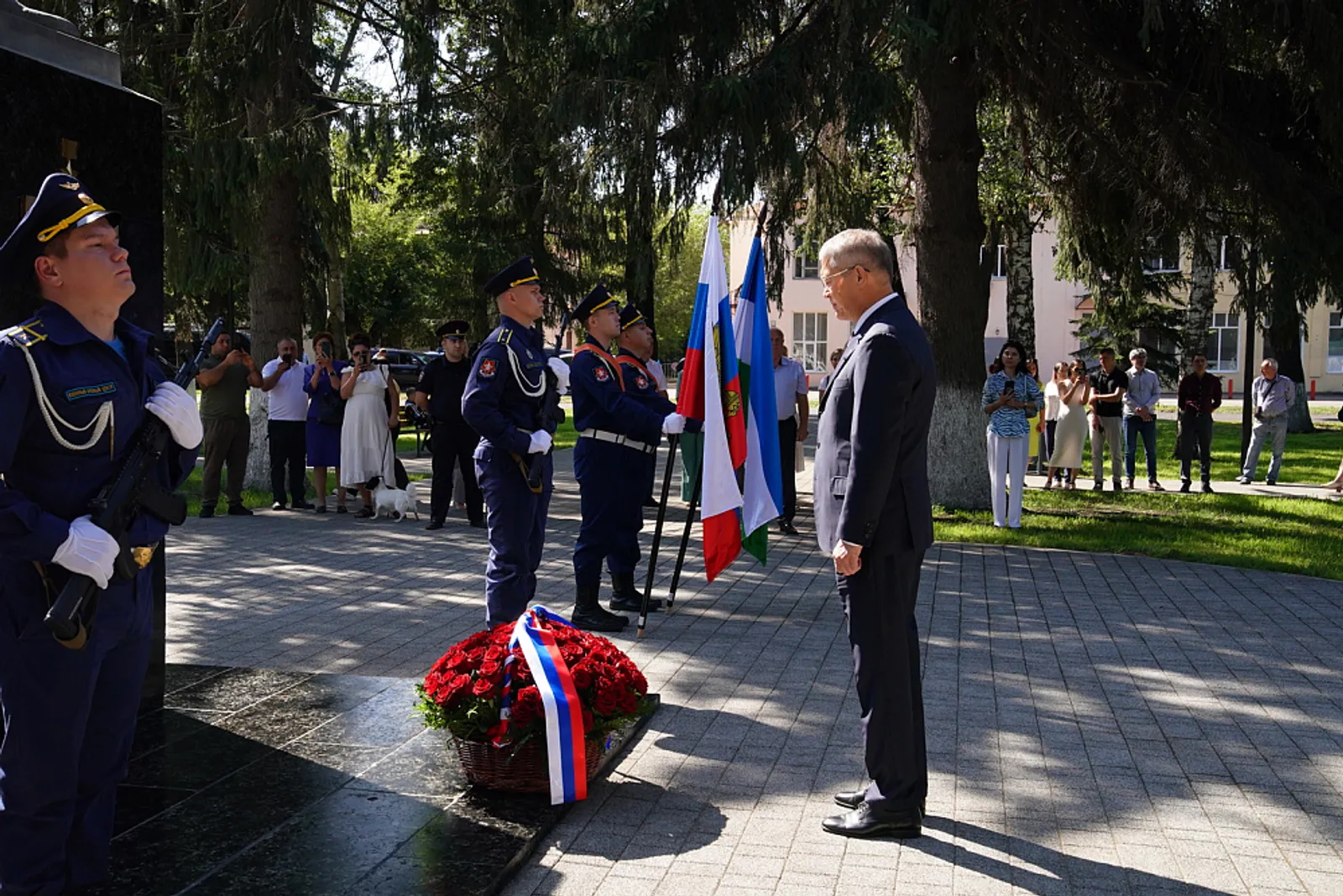 Радий Хабиров возложил цветы к памятнику Николая Гастелло в честь 100-летия ОДК