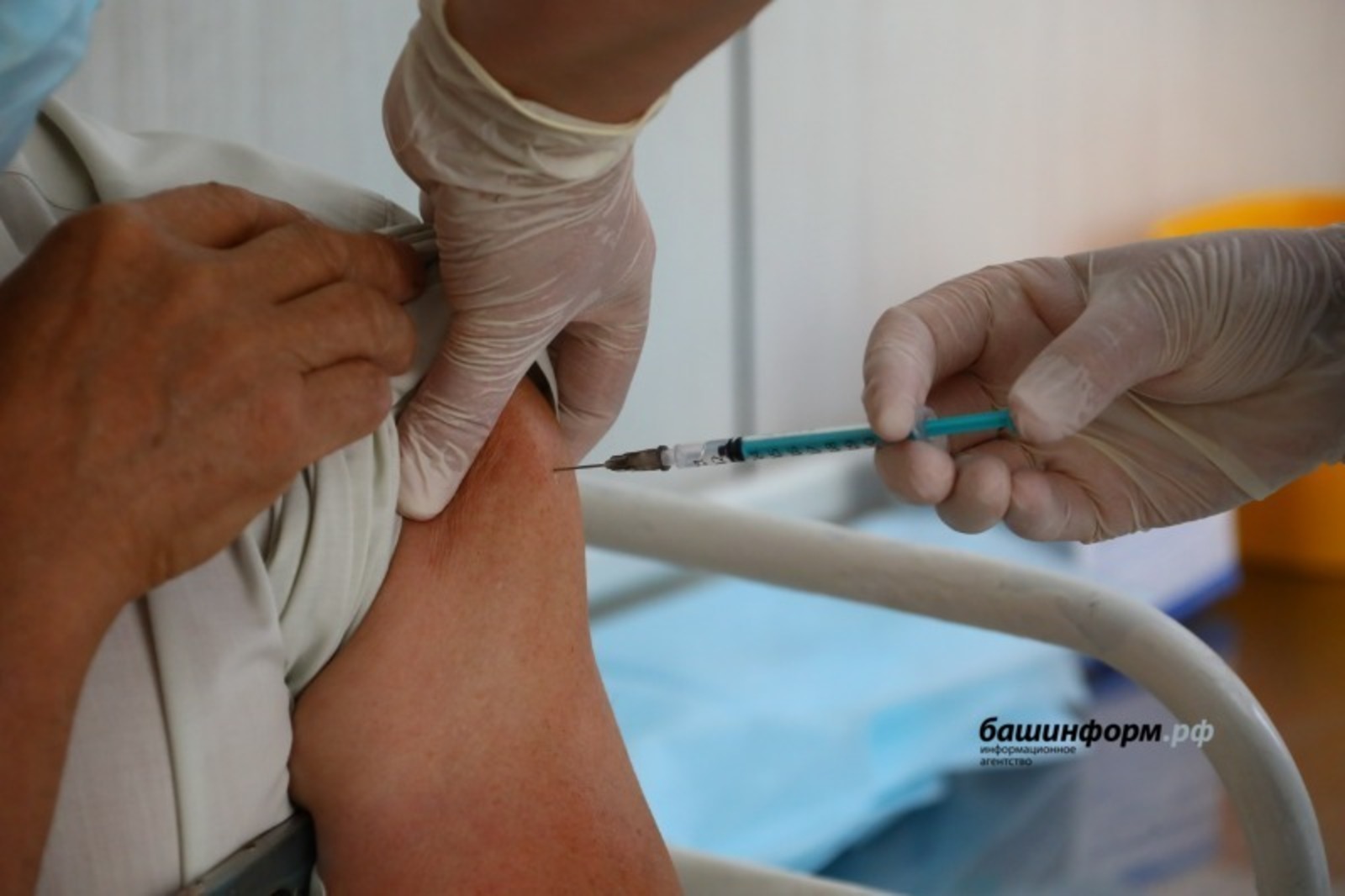В России зарегистрировали первую вакцину для подростков