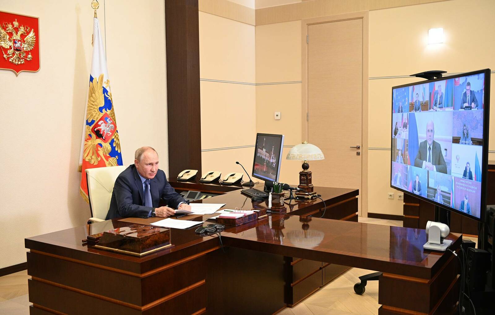 Путин признал обострение ситуации с ценами на базовые продукты питания в России
