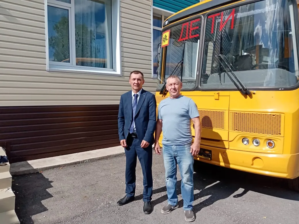 Две школы Мечетлинского района получили ключи от новых автобусов