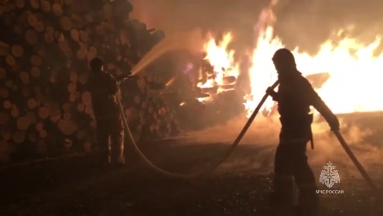 Крупные пожары в Свердловской области России уничтожили более 130 жилых домов