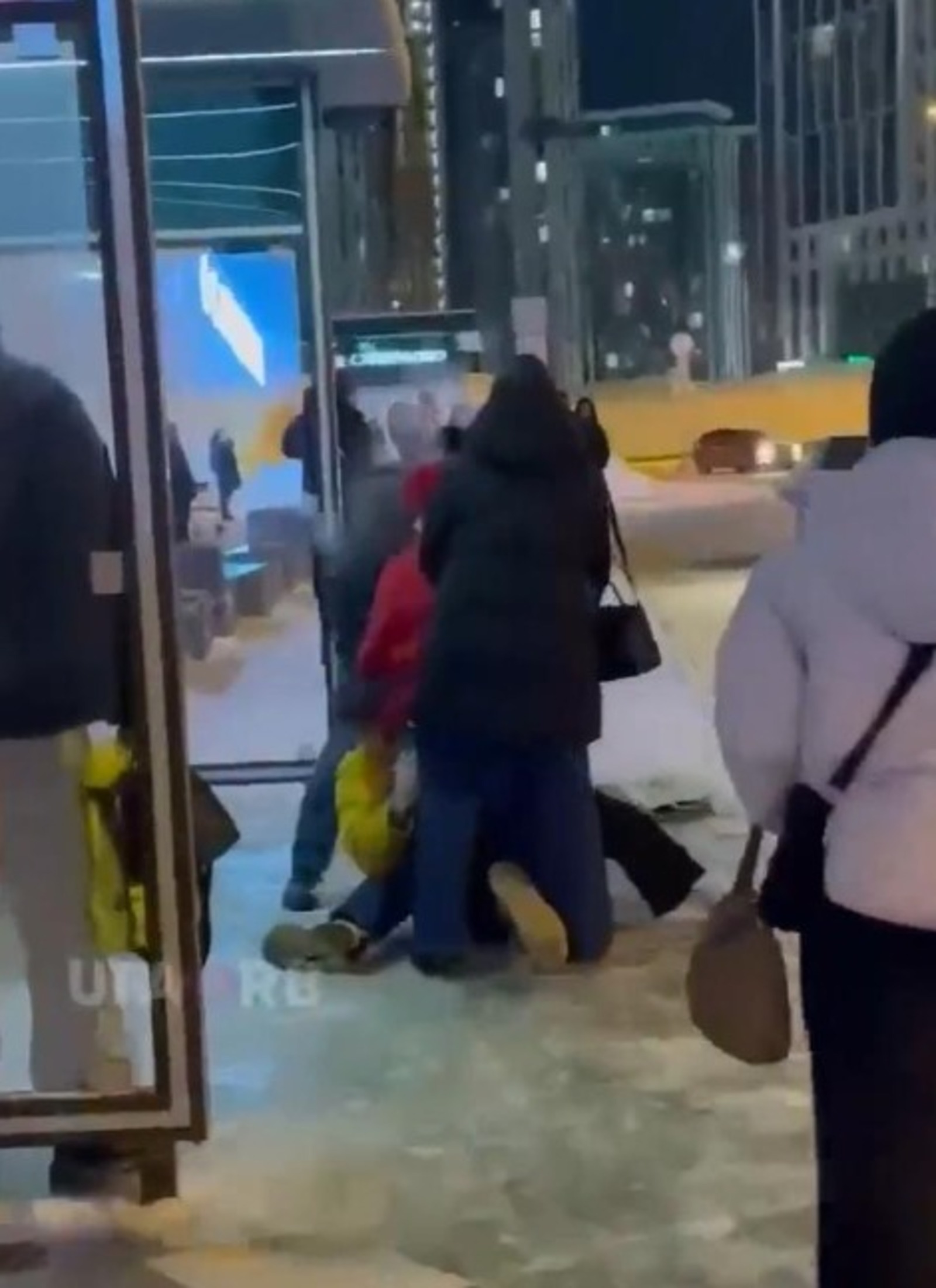 Подростки устроили стрельбу у торгового центра в Уфе