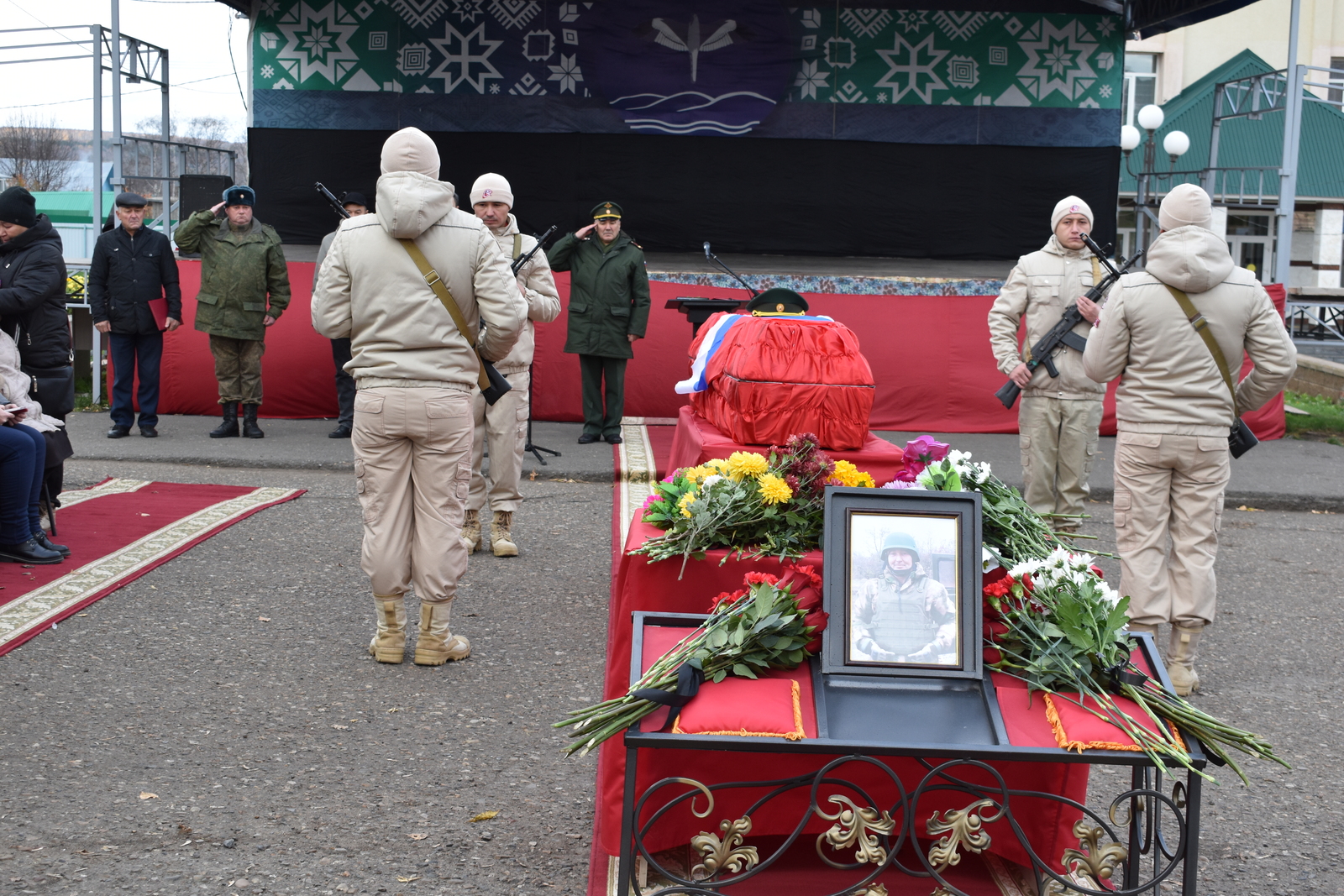 В Мечетлинском районе Башкирии проводили в последний путь бойца, погибшего на Украине