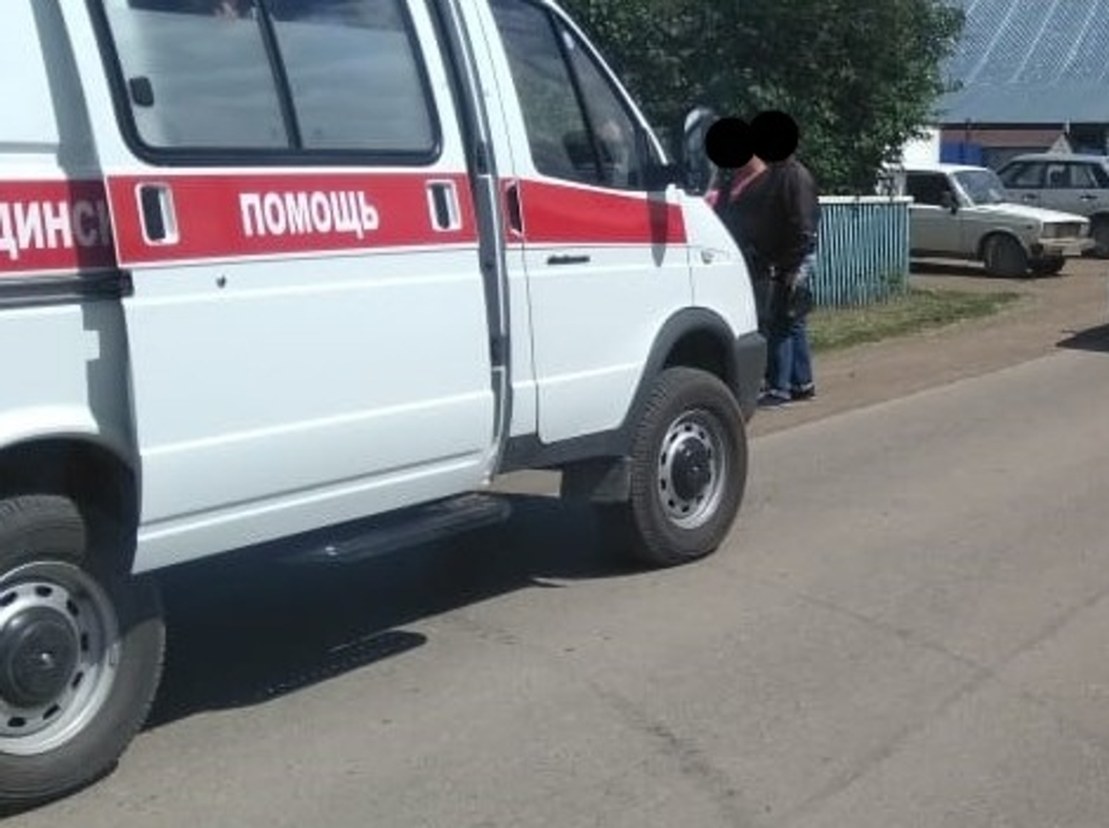 Продавец магазина в селе Большеустьикинское и медики спасли мужчину от смерти