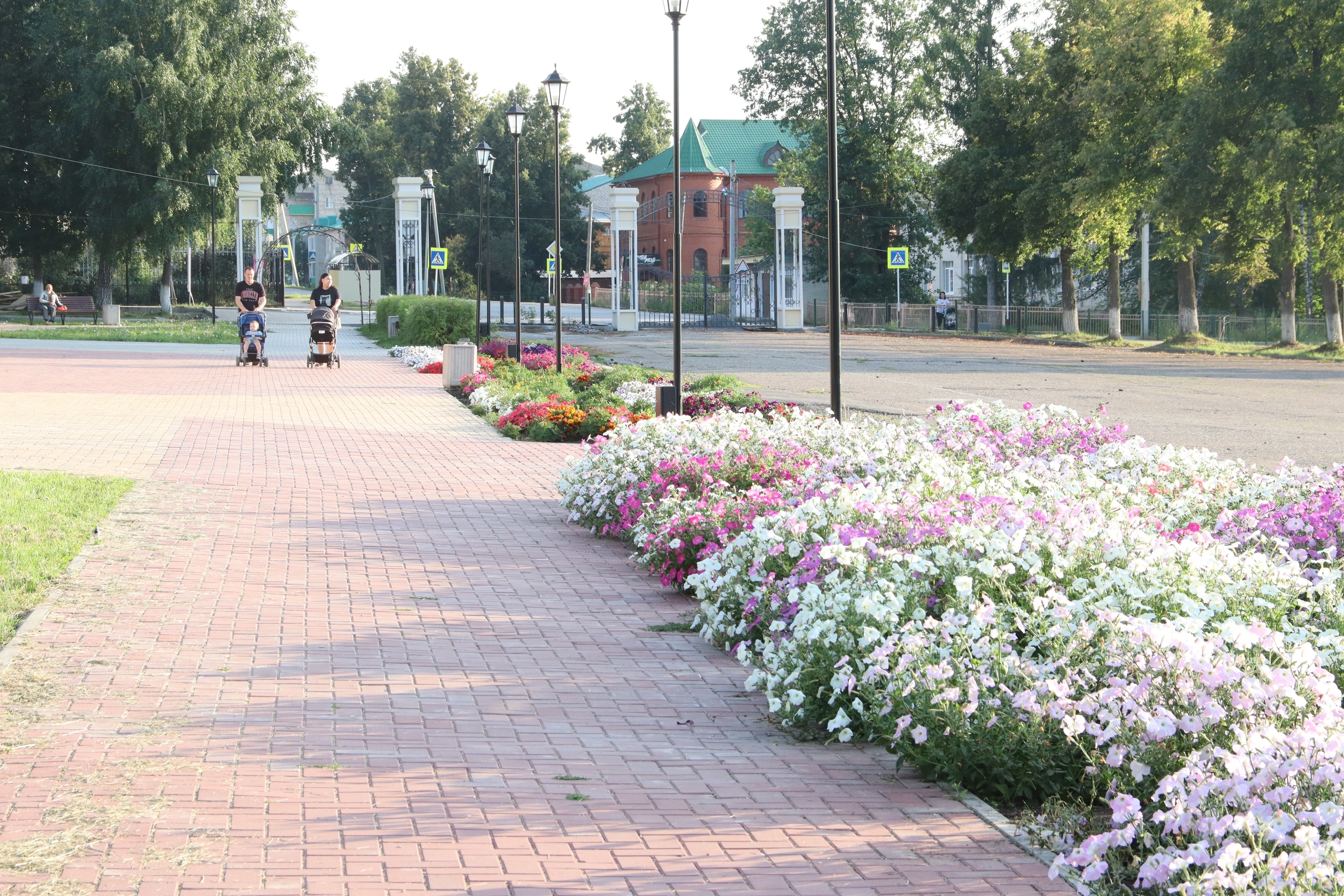 Сквер с. Большеустьикинское.