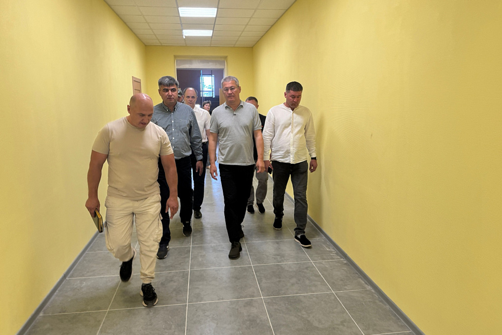 Глава Башкирии посетил Краснолучскую школу № 7 в ЛНР