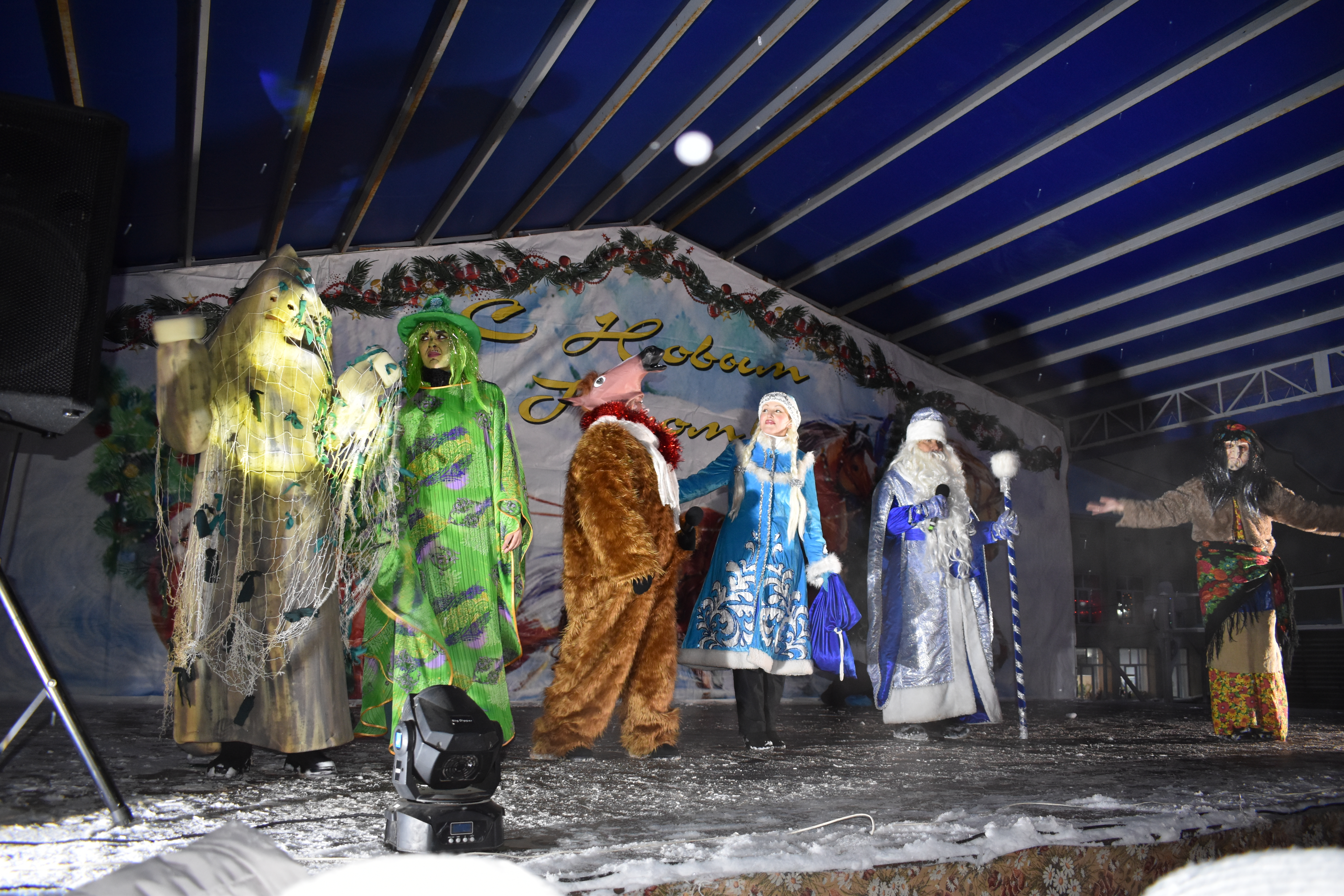 На центральной площади села Большеустьикинское зажглась елка