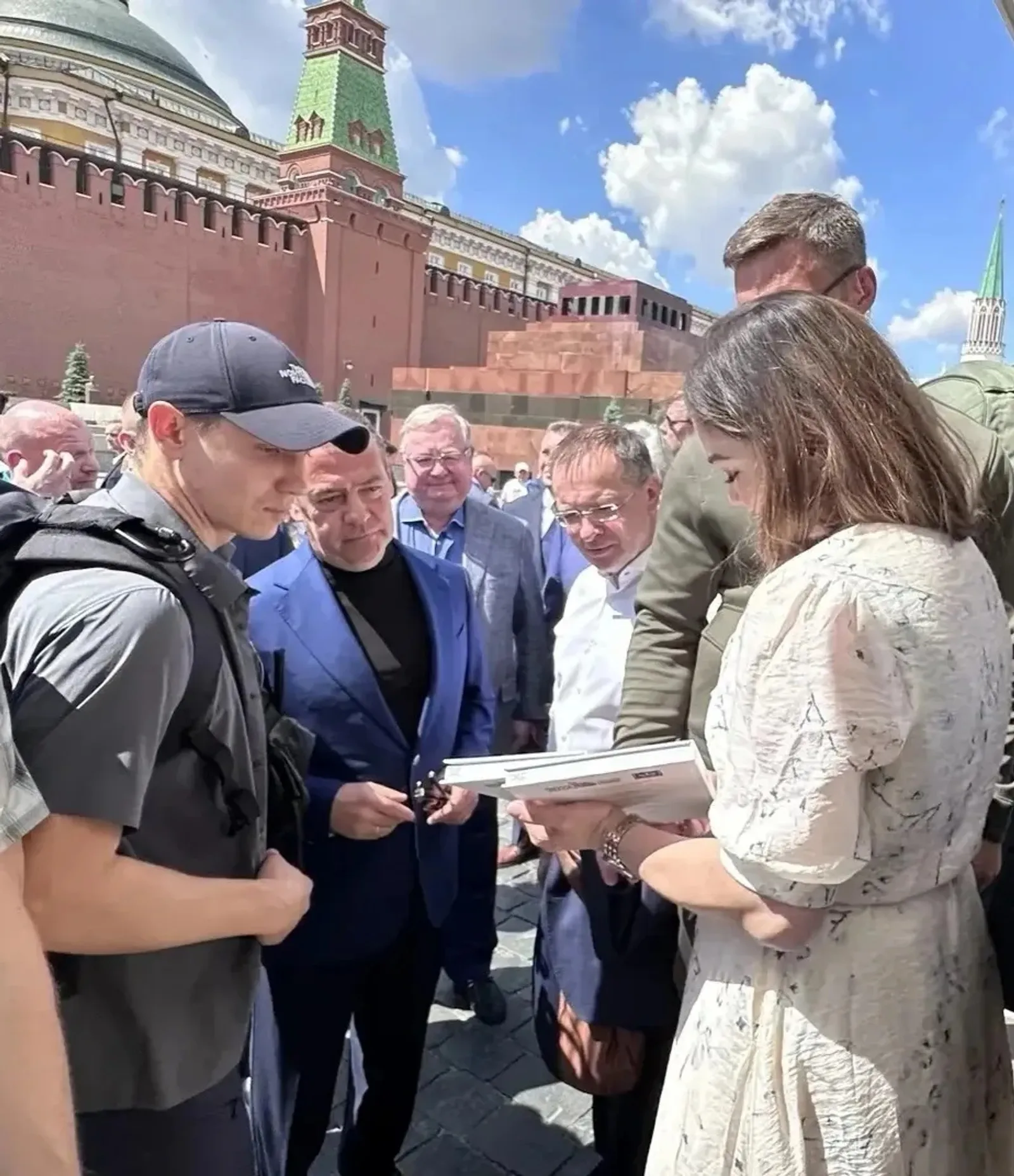 Издательство «Китап» подарили книгу Дмитрию Мдведеву