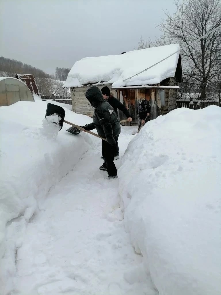 Школьники Мечетлинского района создали помогают односельчанам в уборке снега