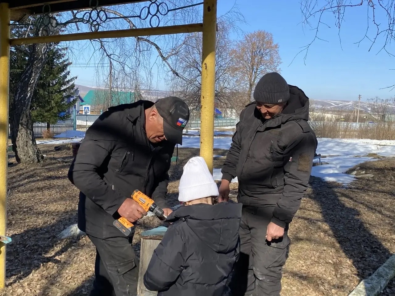 Первоклассники Мечетлинского района с родителями сделали скворечники