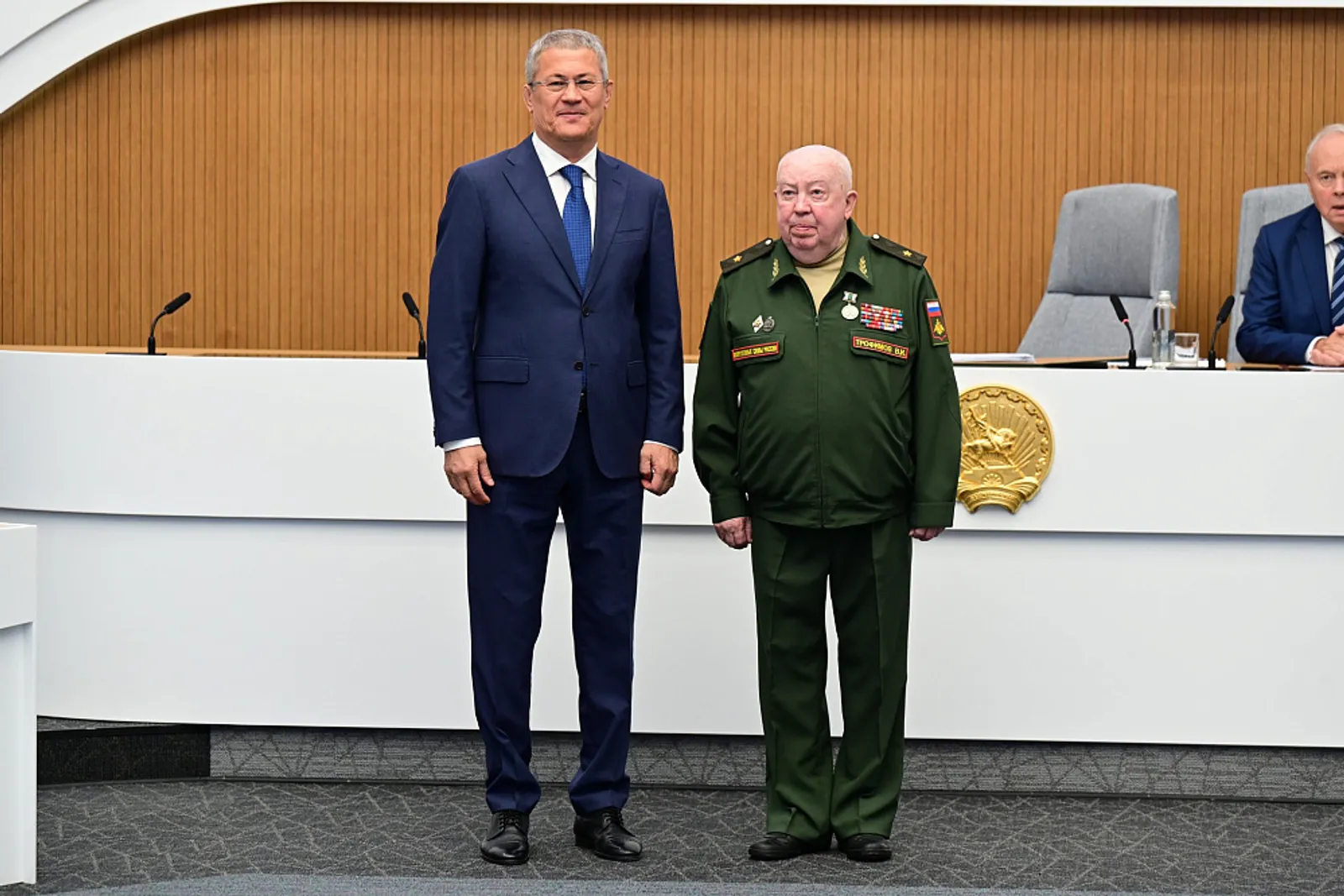 Радий Хабиров вручил медаль инспектору Военного комиссариата
