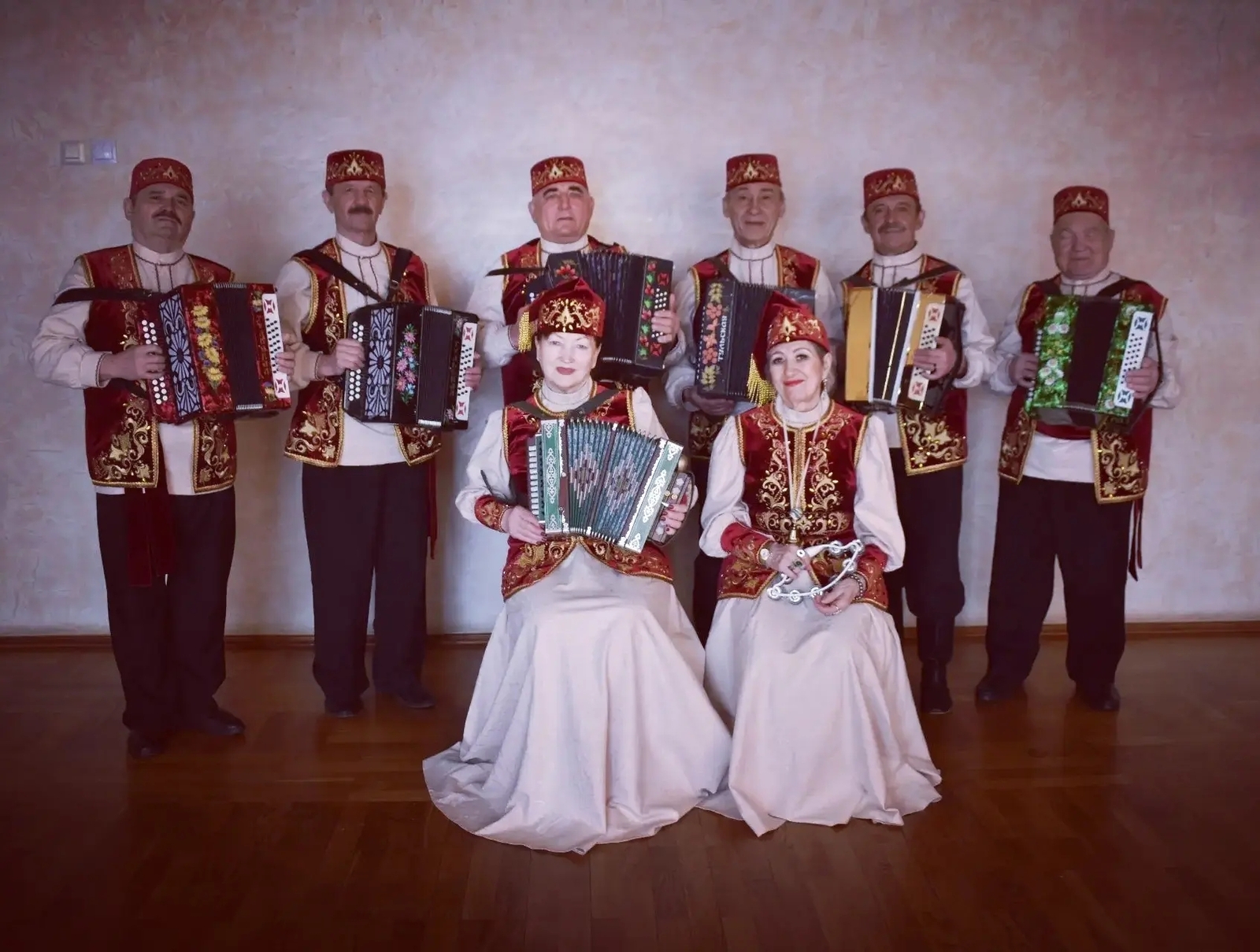 Музыкантов народного оркестра «Навруз» наградили роскошными костюмами