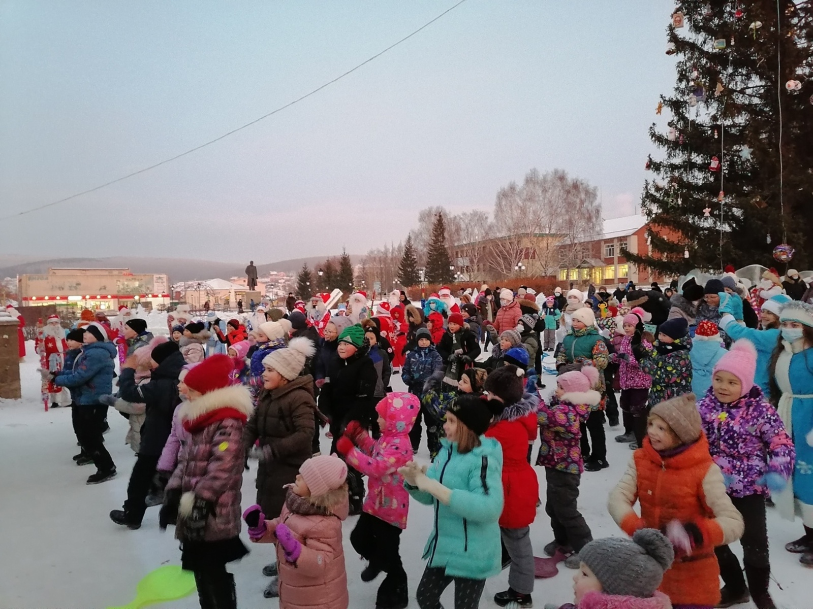 Новый год продлили. Каникулы зимние школа 80 Кемерово. Новогодние школьные каникулы в Приморье. Продлили новогодние праздники. Зимние каникулы продлят.
