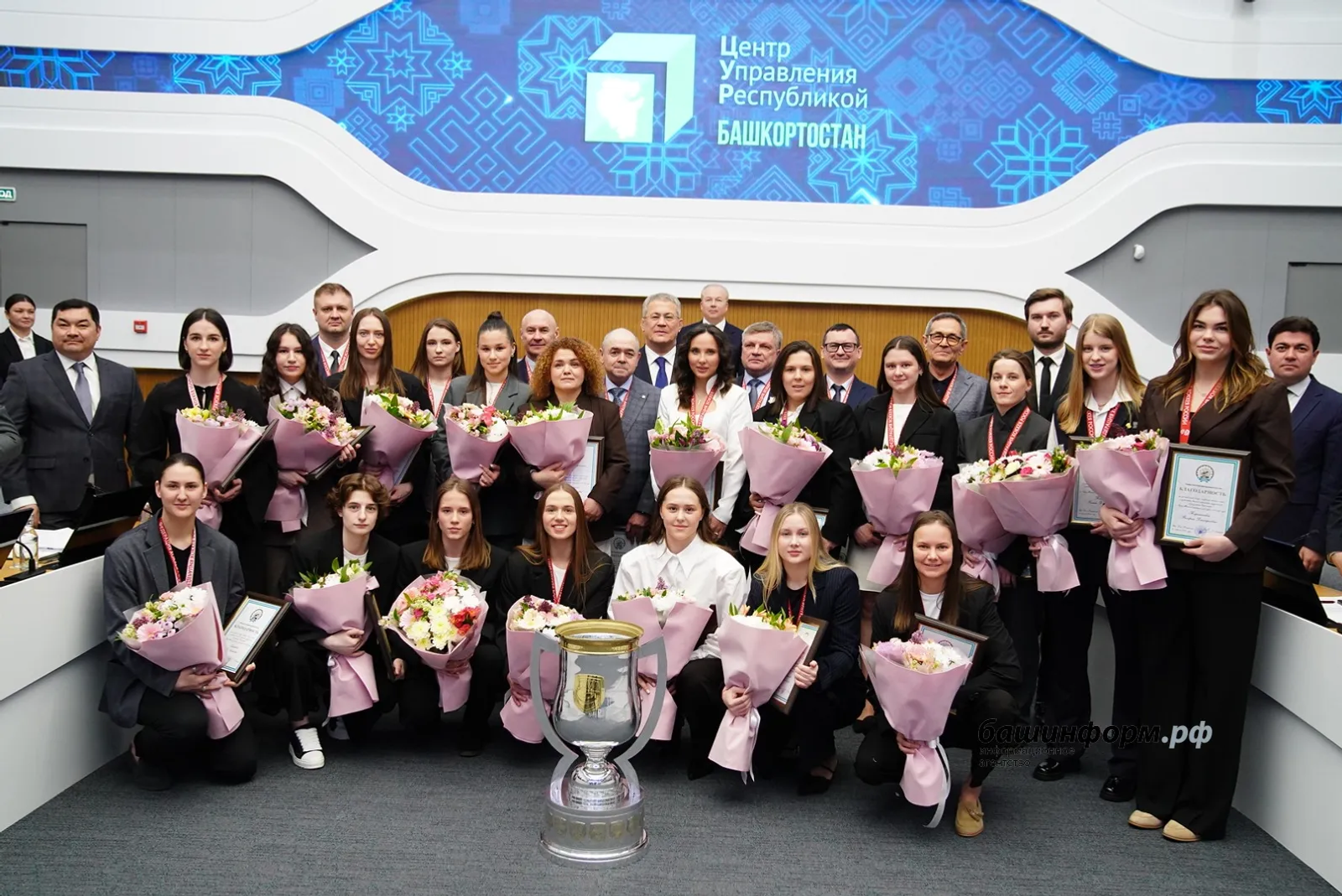 Глава Башкирии Радий Хабиров поздравил женскую хоккейную команду «Агидель»